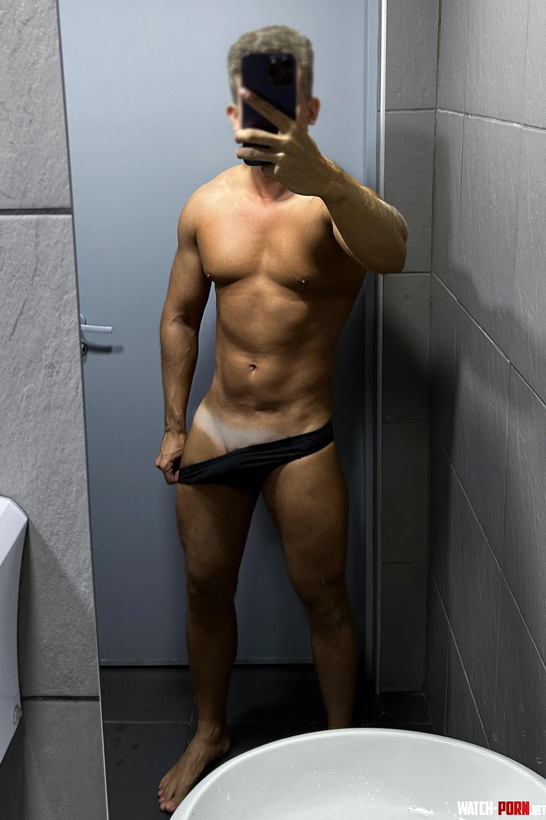 Black and tight by alexandromortias