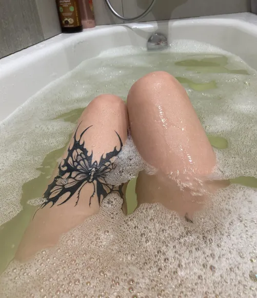 Thumbnail Intimate Bathing: Connecting in the Tub