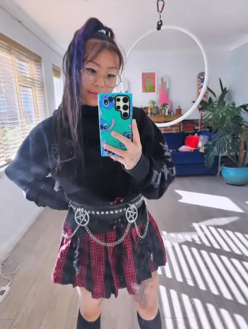 Thumbnail Fashion Forward: kinkyxwings Stylishly Showcases Outfit in MirrorSelfie