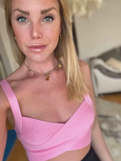 Thumbnail Confidence Personified: tyrellFace's Stunning Croptop Selection