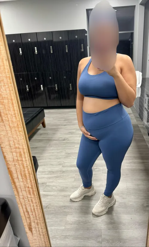 Thumbnail Fit Pregnant Mommy - Middle_Inspection612 on PreggoPorn