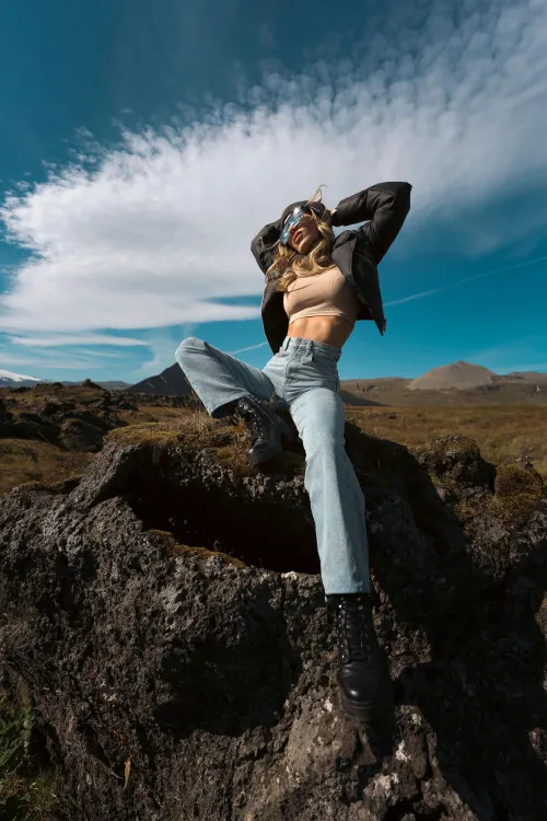 Thumbnail Classic Woman with Curves in a Trendy Croptop: hannasnicole