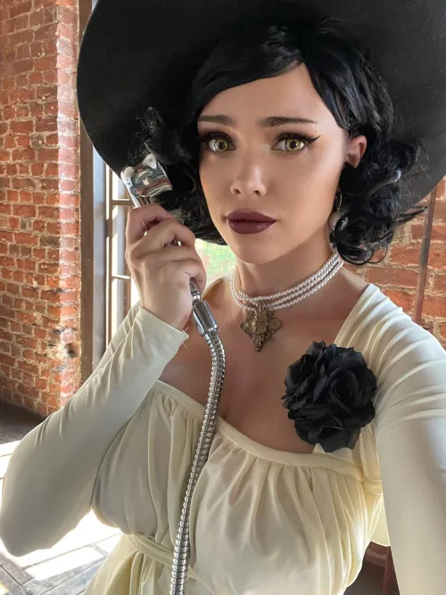 Thumbnail Alcina Dimitrescu Cosplay by Octokuro - A Majestic Transformation