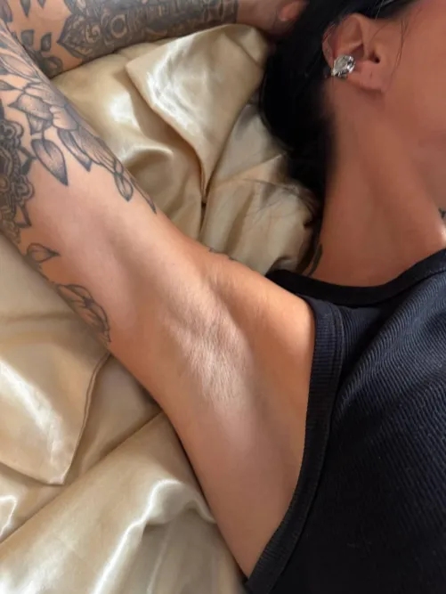 Thumbnail Helengem Sheds Light on the Appeal of Armpits
