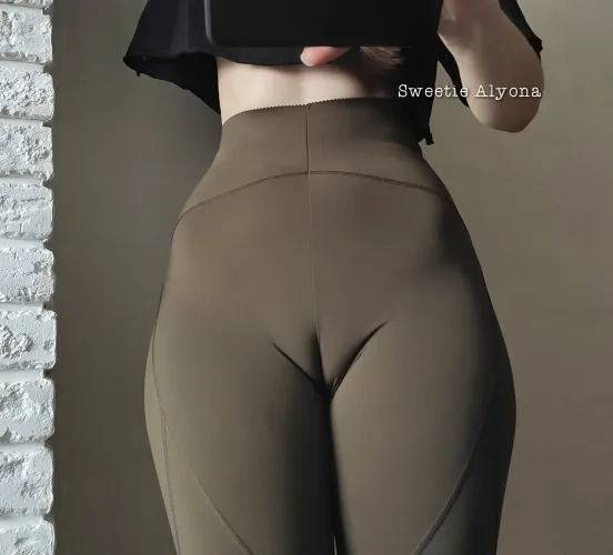 Thumbnail Ready for Gym: Stylish Fitness Apparel Highlighted
