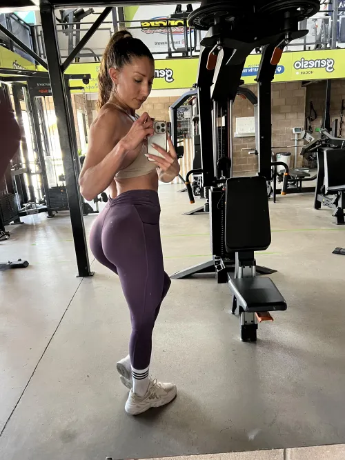 Thumbnail YogaPants Obsession: jessicaa_fit on Colorful Choices