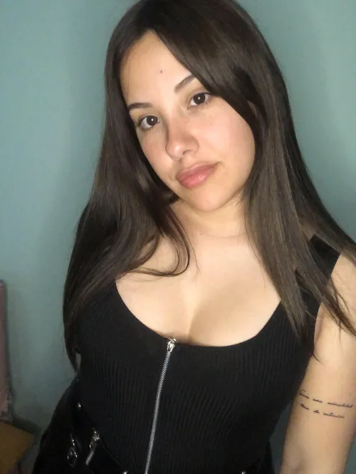 Thumbnail Abri96st's Versatile Style: Black Top to Match All