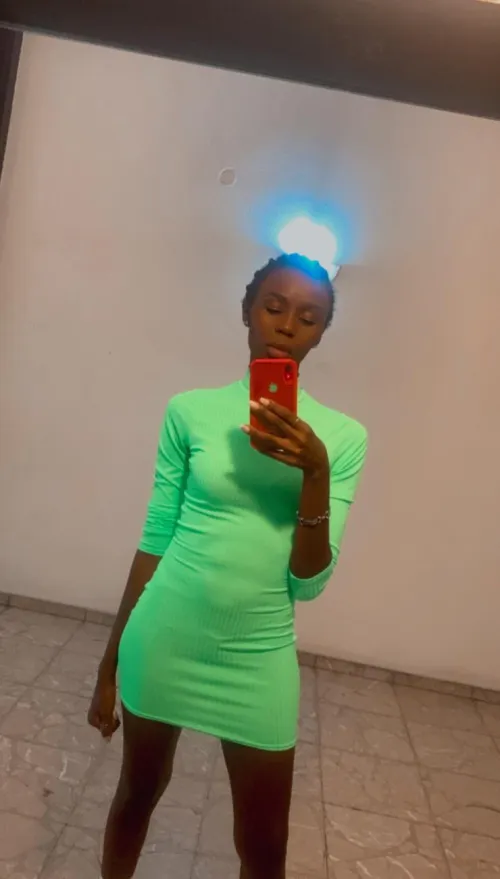 Thumbnail ellegarl's Dilemma: Does Green Suit This Tight Dress?