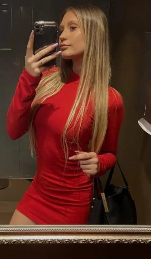 Thumbnail Ravishing in Red: Making a Style Statement
