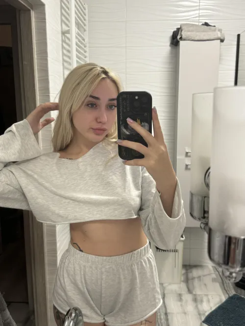 Thumbnail Comfort and Style in Croptop Fashion | kitty_twixy's Personal Picks