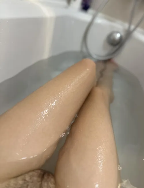 Thumbnail Legs in the Bathtub: A Gorgeous View | Kiwi_Go_