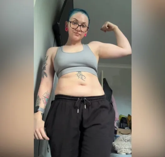 Thumbnail AndieHart98 Balances Work on Belly and Biceps | GirlswithNeonHair