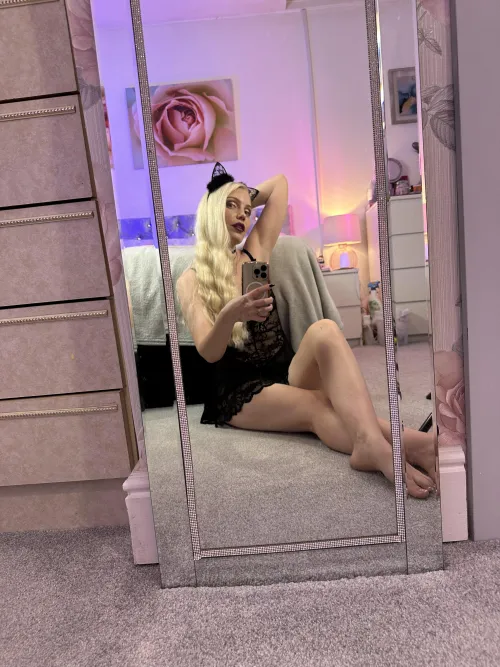 Thumbnail Mirror Mirror: Fairest Legs of All by ittybityprettykitty