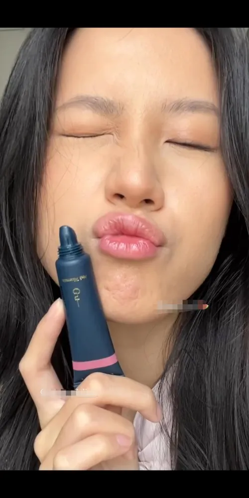 Thumbnail Discover Yosefina's Unmissable Pouting Look by onionclove