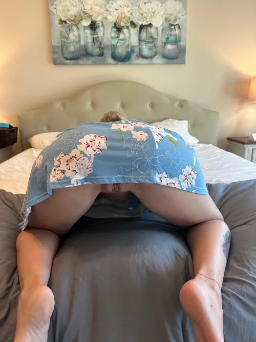 Thumbnail Peeking Out: The Masked Mom's Allure Unveiled on OnlyFans