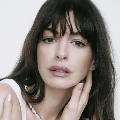 Thumbnail Timeless Beauty: Anne Hathaway's Enduring Appeal - Luke0ne's Tribute