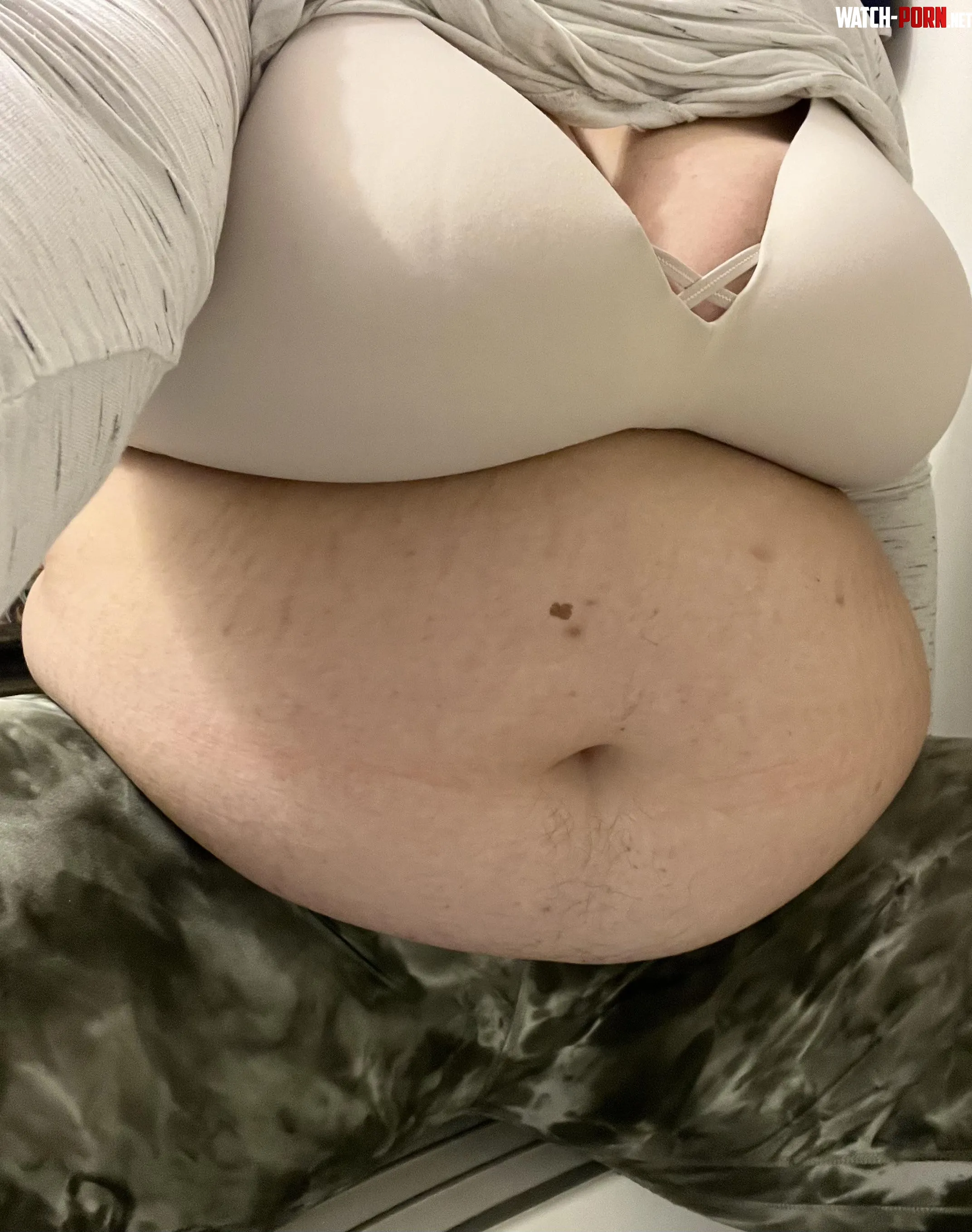 This belly cannot be contained by mamadomme