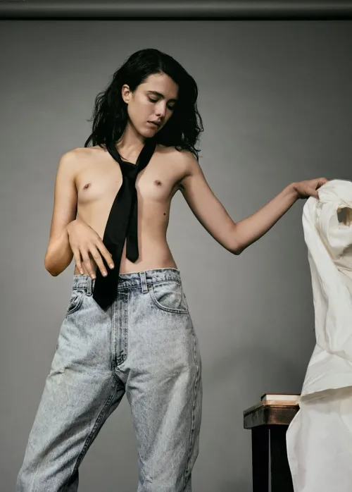 Thumbnail Celebrity Spotlight: Margaret Qualley's Iconic Look | jeffumm