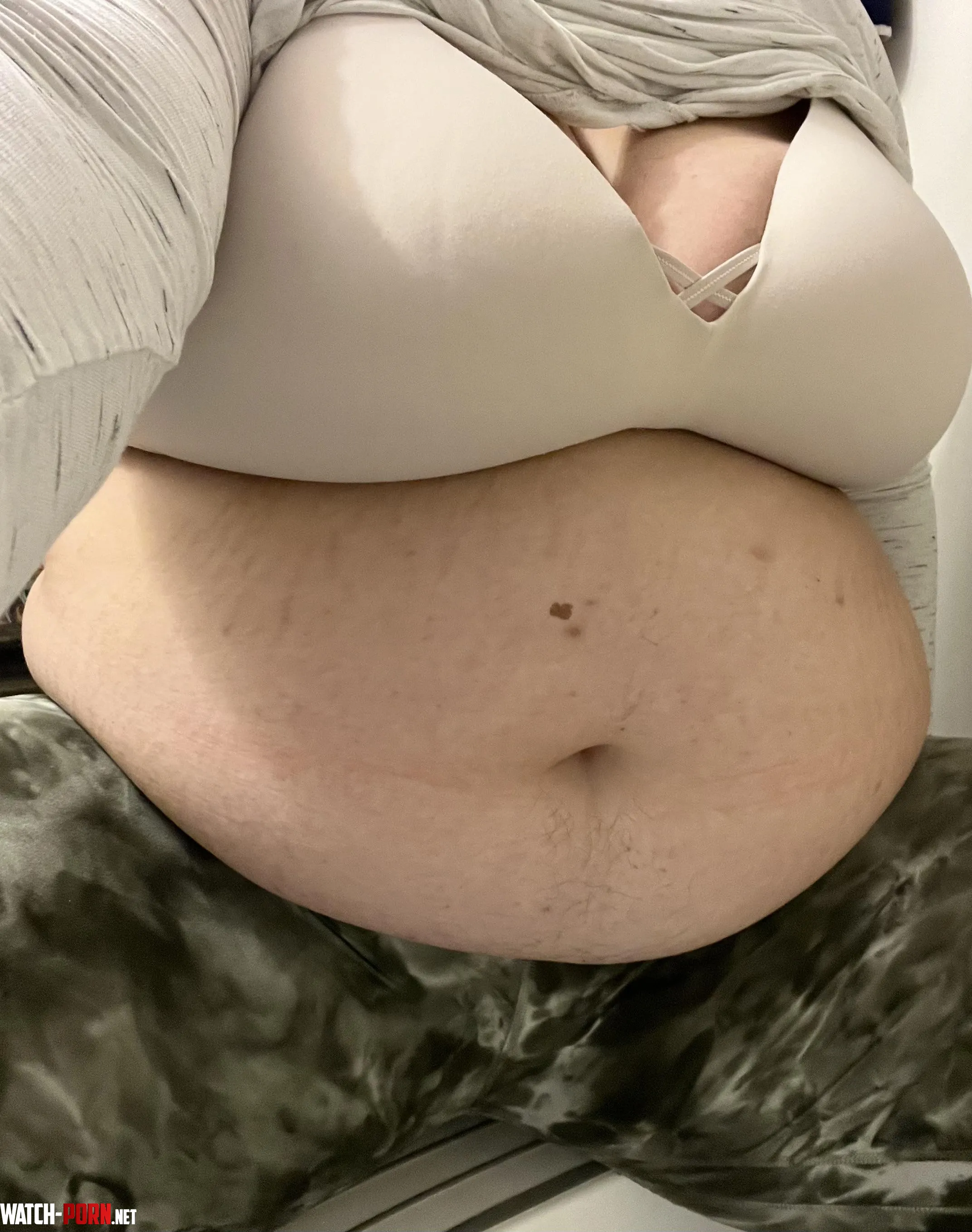 This belly cannot be contained by mamadomme