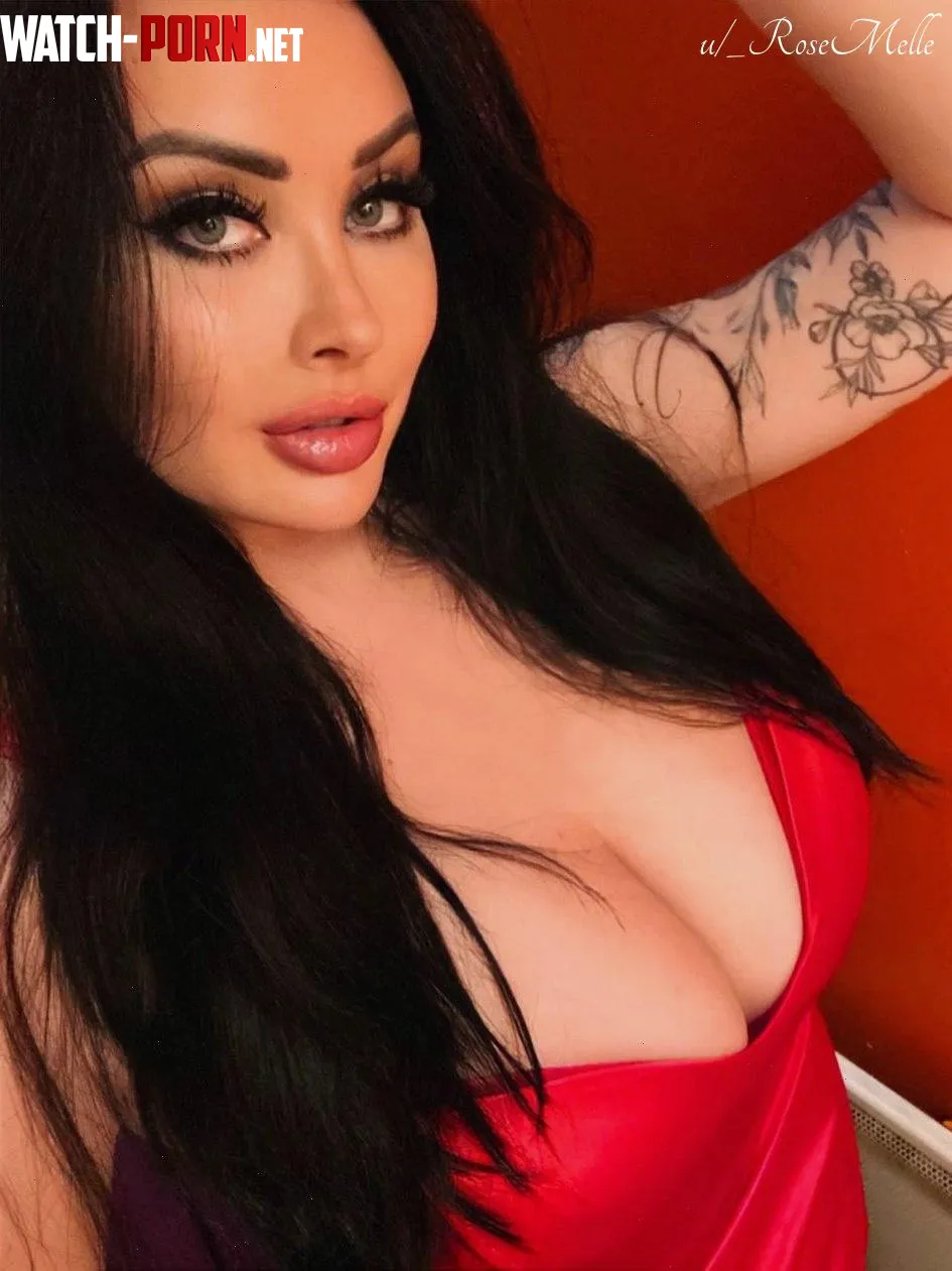 Red hot and ready to turn heads What do you think of the look by _RoseMelle