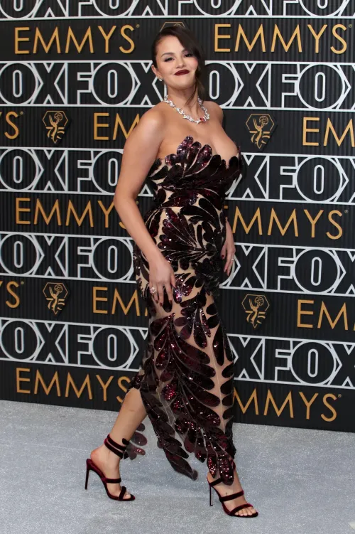 Thumbnail Selena Gomez: A Stunning Icon in Gentleman Boners