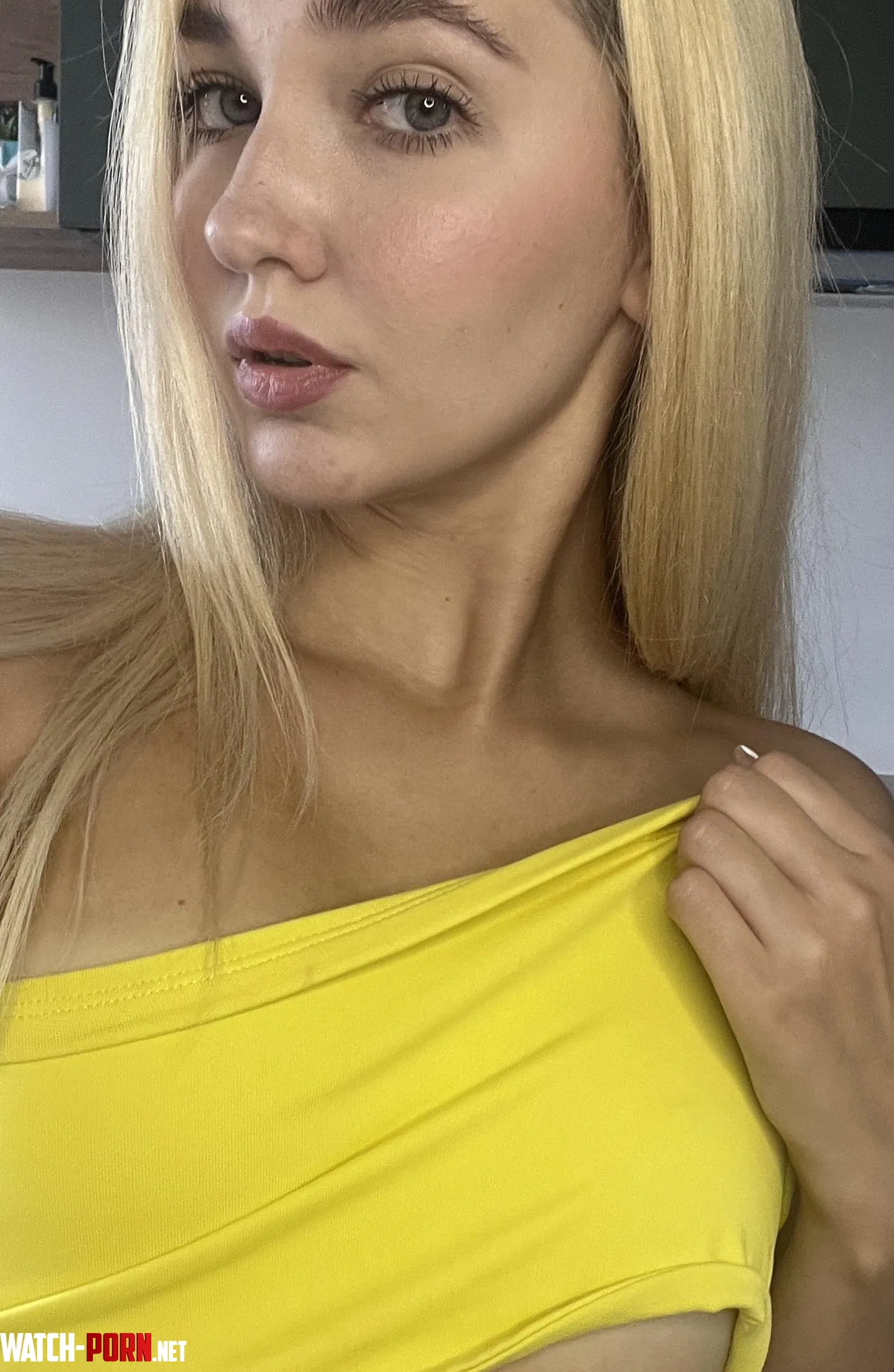 I love the color of my new top by Arya_Doll