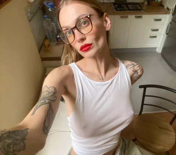 Thumbnail No Bra, No Problem: LenaMizu Embracing Freedom