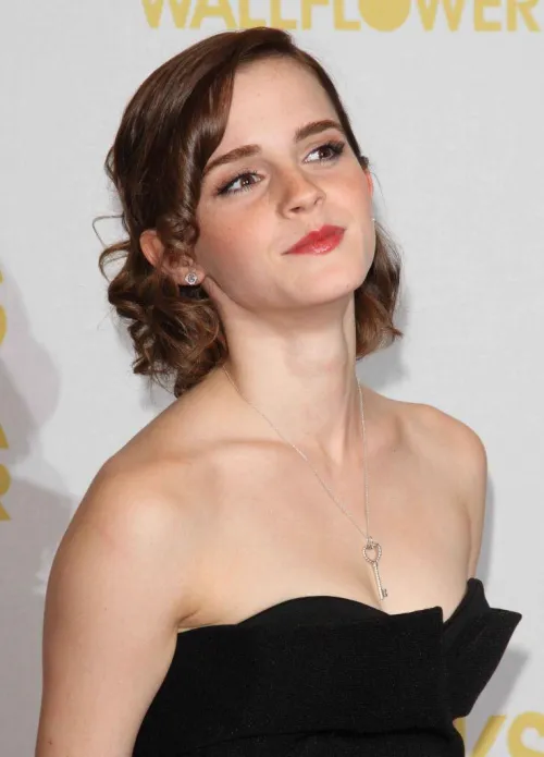 Thumbnail Emma Watson Elegance: asdfbtwin's Portrait