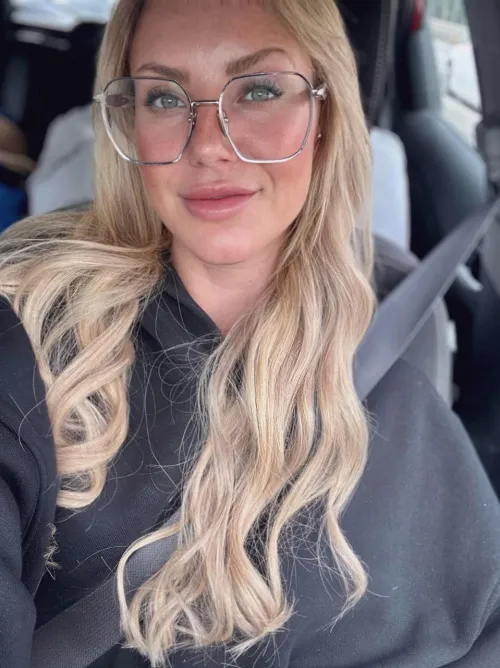 Thumbnail Chic with Glasses: tyrellFace's Stylish Look