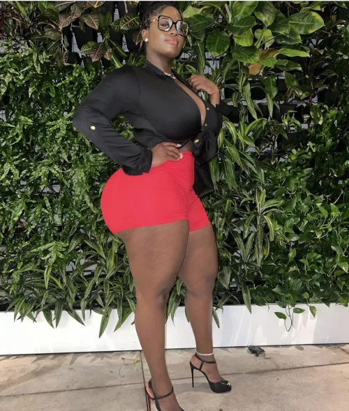 Thumbnail realnubiangoddess' Office Secret: Can't Hide Curves in 2busty2hide