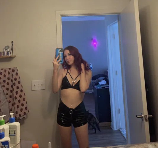 Thumbnail Ease of Connection: smallredheadgirl's Playful Encounter