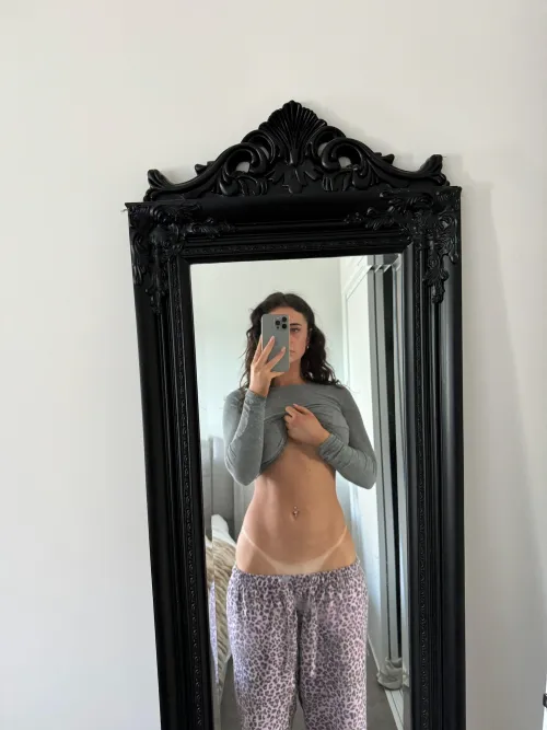 Thumbnail lil_misssy's Kiwi Girl Story: Just Another Playground Selfie in MirrorSelfie