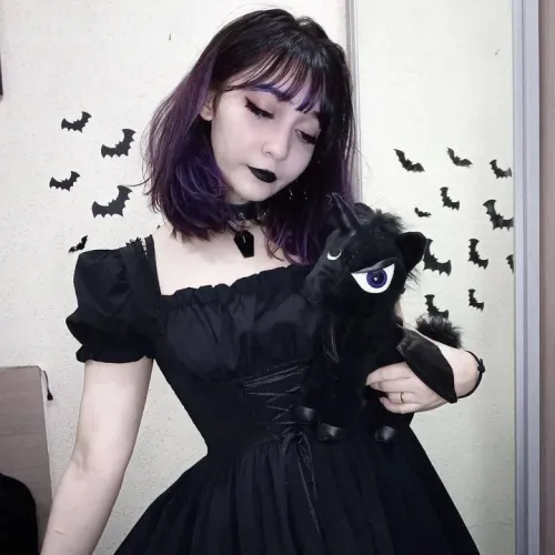 Thumbnail Classy and Sassy: Alisha_Heartbroken_ Exudes Timeless Elegance
