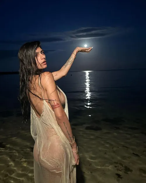 Thumbnail Mia Khalifa at the Beach: Active-Succotash7812's Classy Encounter