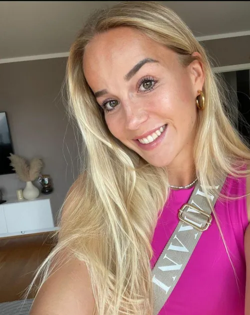 Thumbnail Giulia Gwinn by Comfortable-Run-63: Exploring the Life of a CelebGW