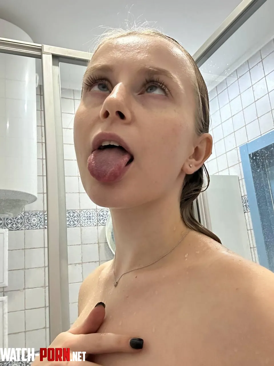 It looks sexier in the shower  by Dulcie_lynx