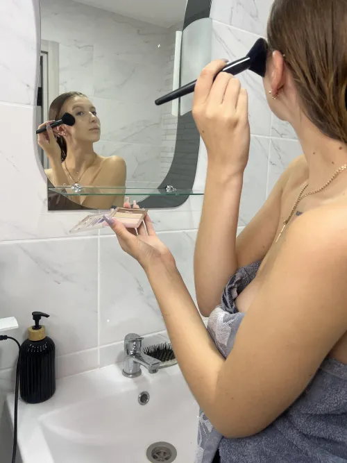 Thumbnail Babinhoe's MirrorSelfie Tease: The Risks of a Loose Towel
