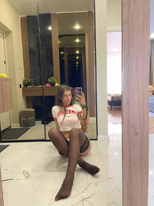Thumbnail Exploring MirrorSelfies: order_me_for_dinner's Kissable Challenge
