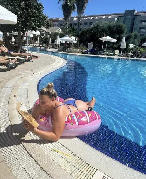 Thumbnail Celebrity Spotlight: The Allure of Danielle Gibson