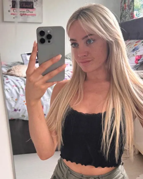 Thumbnail Heat in Crop Top Fashion: Scarletteee1's Style Statement