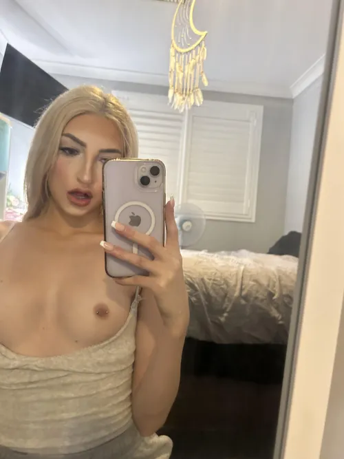 Thumbnail blondiebabexx Discusses Mirror Cleaning vs. Sucking Tits