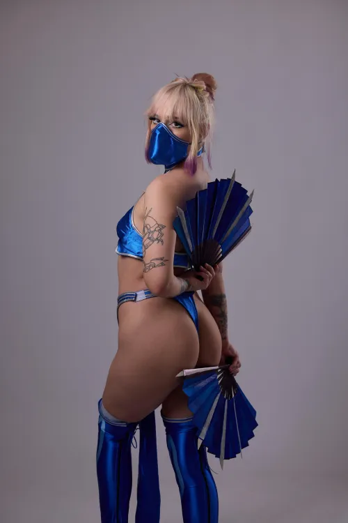 Thumbnail Locorory's Kitana Cosplay Marvel: Personal Cosplay Brilliance