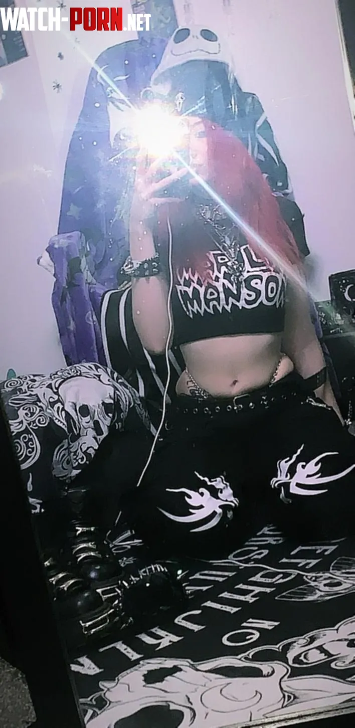 Dark eyes wild soul and a body that rocks by LivingDeadGothh