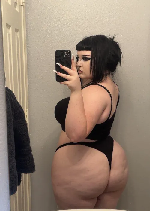 Thumbnail Seductive Lap Sitting: Imagine__dwagons_'s Sensual Booty Display