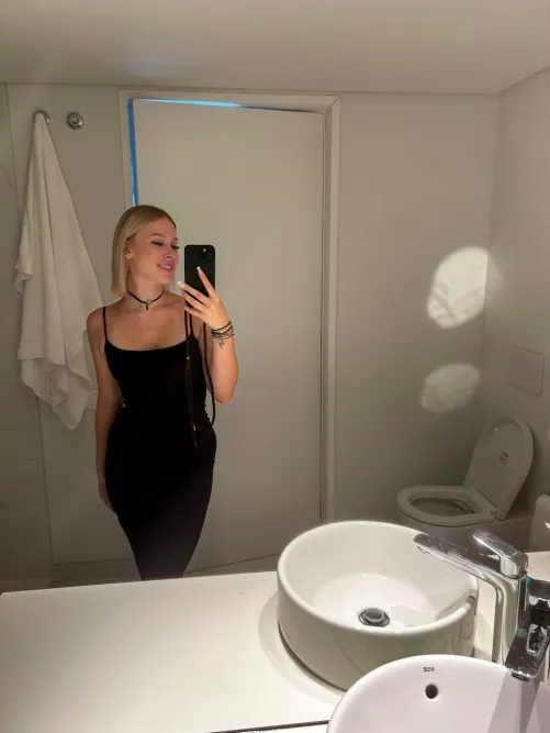 Thumbnail MirrorSelfie: Smokin_sza Rocks a New Dress - Share Your Thoughts!