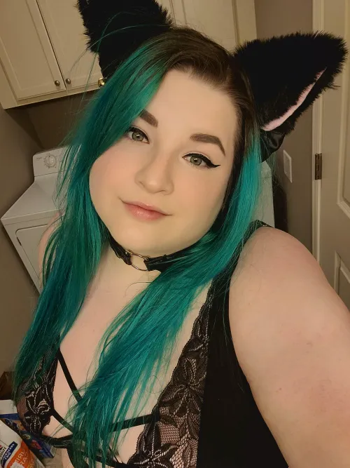 Thumbnail Neon Kitty Unveiled: A Discussion by shyysuccubus in GirlswithNeonHair
