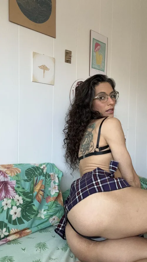 Thumbnail Emilii_naou's Embrace of the Small Butt Aesthetic