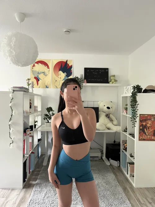 Thumbnail Velvet-Winona's Post-Pilates MirrorSelfie - A Fresh Chill Read