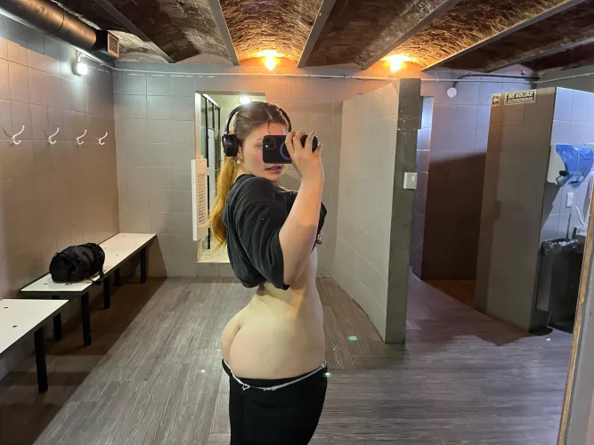 Thumbnail Gym Selfie Chronicles - lucyLatin's Fitness Journey in MirrorSelfie