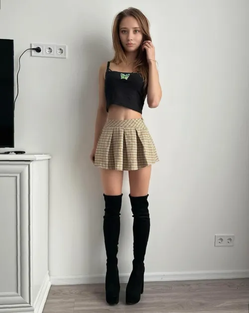 Thumbnail Classy Girly Charm: A Student Look That Captivates